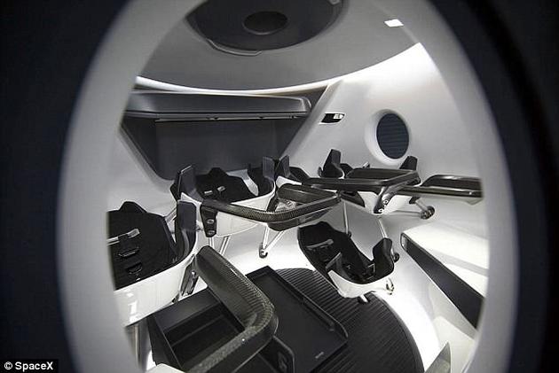 飞船安有四扇舷窗，乘客可坐在由最高级碳纤维和阿尔坎塔拉布料制成的座椅上，透过窗户饱览太空美景。