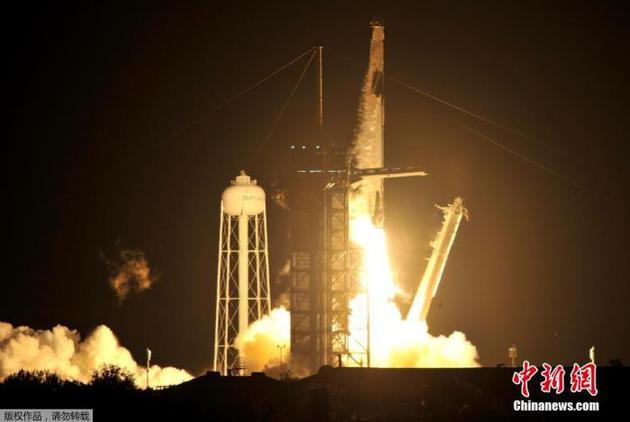 当地时间2020年11月15日，SpaceX公司的“龙飞船”太空舱从肯尼迪航天中心发射升空。