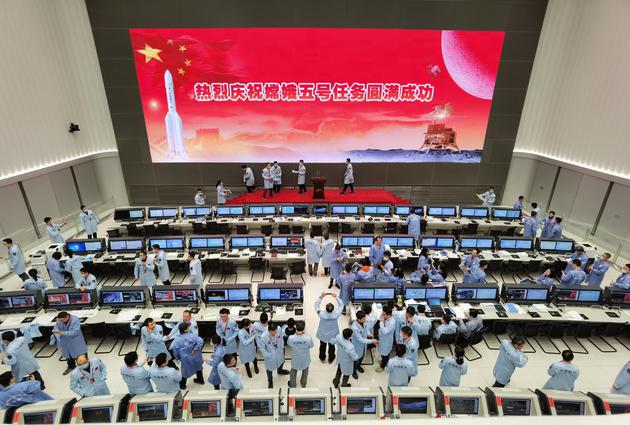 图为北京航天飞行控制中心大红屏。供图：我们的太空创新实践中心