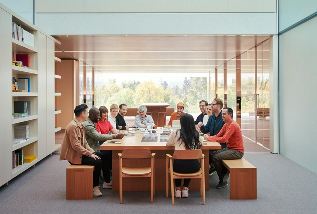 设计团队的成员聚集在中央图书馆附近讨论Apple Watch