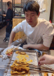 分烤肉的好方法-搞笑gif动态图片-izike