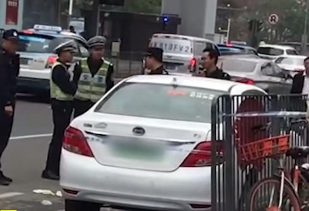 深圳龙华警方到场了解情况。 受访者供图
