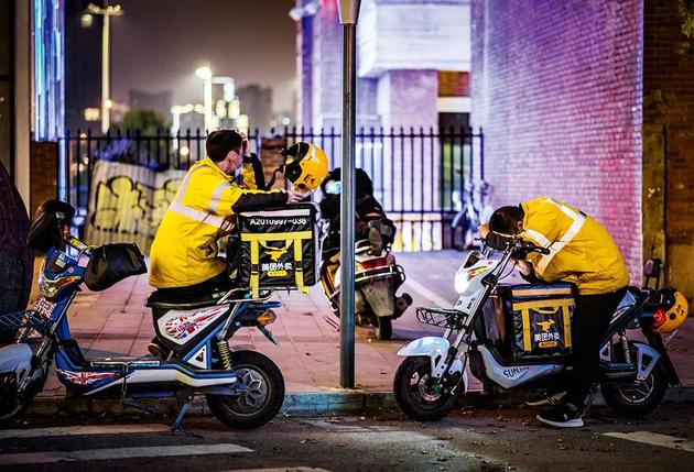 不断重复匆忙赶路送快餐,路边休息等订单,是外卖骑手们的常态.