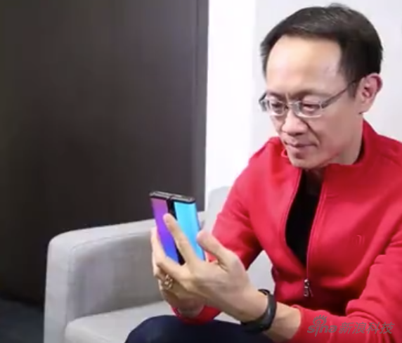 微博视频展示小米林斌正在体验这款双折叠屏手机