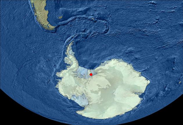 研究人员的钻孔地点位于菲尔希纳-龙尼冰架（Filchner-Ronne Ice Shelf），距离最近的南极科考站要飞行5个小时