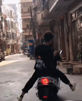 鬼火少年骑车过于快乐的结果-搞笑gif动态图片-izike