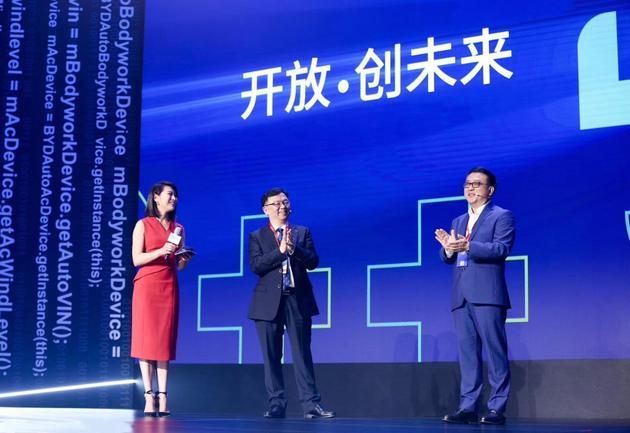 　　百度总裁张亚勤（右一）和比亚迪有限公司董事长兼总裁王传福（中）在比亚迪全球开发者大会上同台对话
