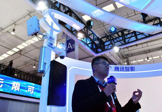 2019世界5G大会上，一名记者正在直播介绍5G智能灯杆。摄影/新京报记者 李木易