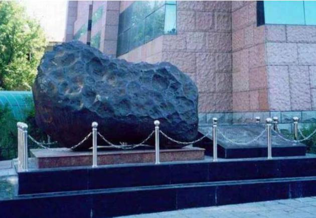 　1976年吉林陨石雨事件中搜集到的陨石总重约2吨，搜寻陨石，研究陨石，是我们国家地外研究的起点，图中陨石展出于吉林市博物馆  图/科普中国