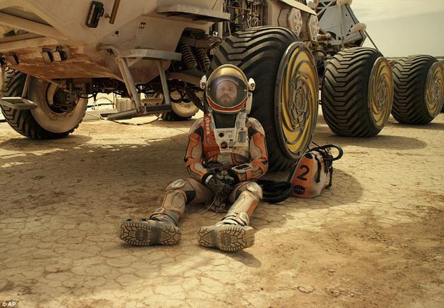 图中是科幻电影《火星救援》中的太空服，这与美国宇航局新款太空服设计相差很大。