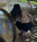 黑丝女人高跟鞋被扶梯卡着-美女动态图片-gif动态图-izike