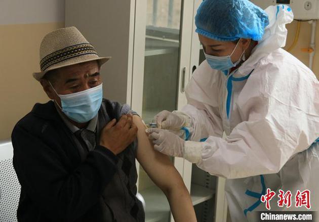 资料图：新疆兵团第三师托云牧场65岁以上老人免费接种流感疫苗。　葛梦丽 摄