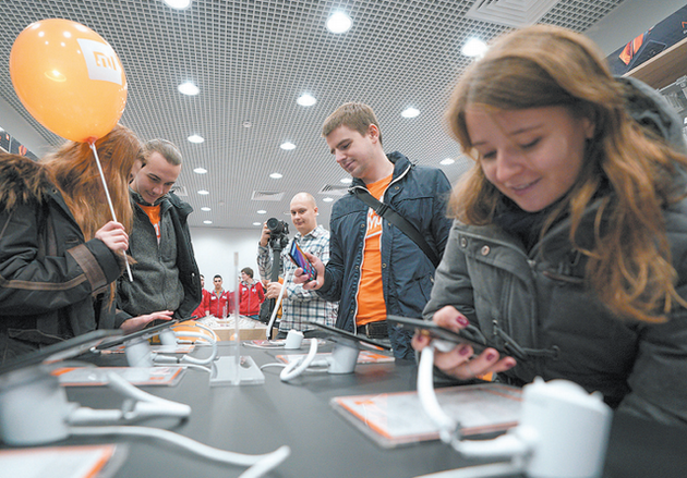 顾客在莫斯科特韦尔斯卡亚大街小米商店里挑选智能手机