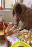 家有一只熊孩子阻止妈妈做水饺-搞笑gif动态图片-izike