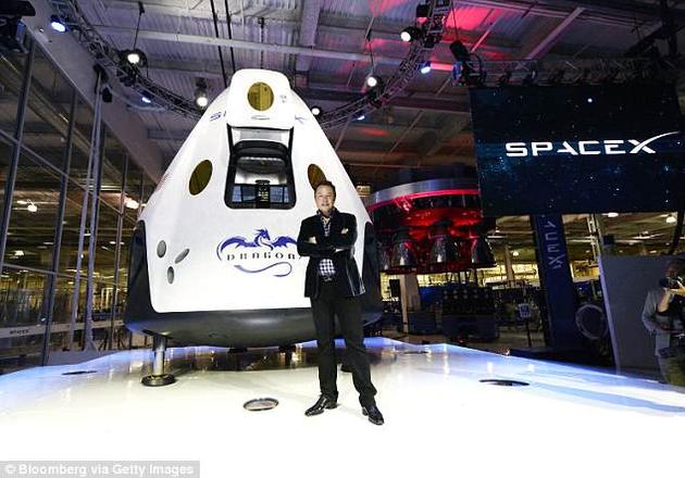 图为马斯克2014年站在龙飞船V2前拍摄的照片。载人版龙飞船能够将人类送入太空。