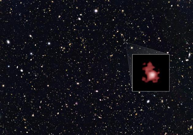 标有GN-z11星系的“大天文台宇宙起源深空巡天计划北天区”（GOODS-N field），这是迄今为止发现的最遥远的星系。这个星系的光谱红移值约为11.1，表明它的光来自134亿年前，也就是大爆炸之后的4.07亿年，这相当于该星系目前与地球的距离约为320亿光年。