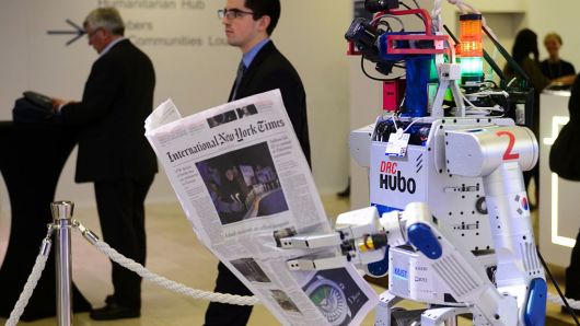 微软调查：近半英国员工担心工作被机器人取代