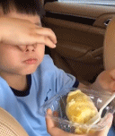 第一次吃榴莲的小朋友gif搞笑图片