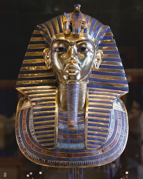 埃及法老图坦卡蒙的面具是地球上最著名的古文物之一。它主要由黄金制成，并饰以宝石，重达10.23公斤。