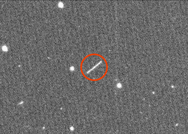 图中被红圈圈出的就是小行星2020 QG。它是与地球擦肩而过的小行星中、距地球最近的一颗。兹威基瞬变设施望远镜在这颗小行星到达近地点处后6小时、抓拍到了一张它快速飞离地球的照片。