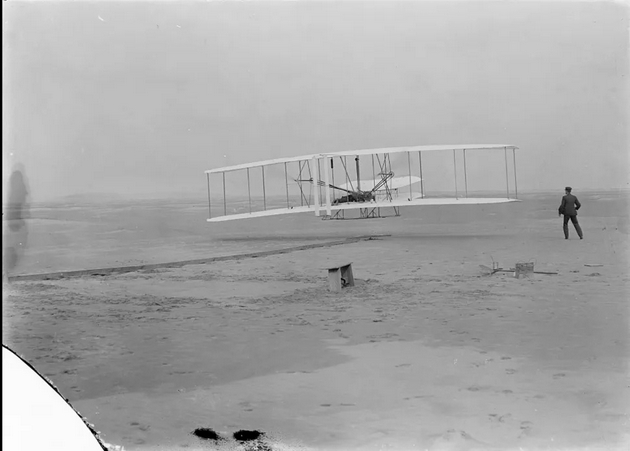 1903年12月7日，奥维尔·莱特控制的Flyer 1在北卡罗来纳州基蒂霍克进行了历史上的首次动力飞行。