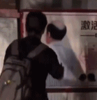 画家街头给秃头图片画头发-搞笑gif动态图片-izike