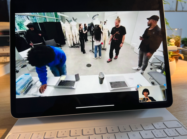 王逢陈与团队成员利用 FaceTime,在 iPad Pro 上进行远程试衣