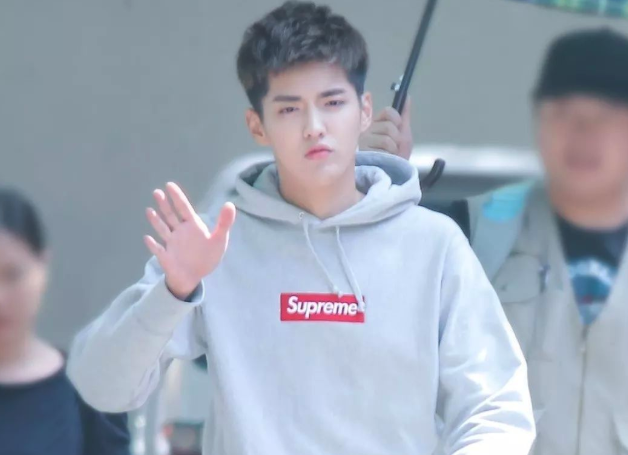 吴亦凡身穿supreme(图片来自互联网)
