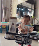 小女孩精彩表演个打退堂鼓-美女动态图片-gif动态图 - izike-izike