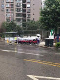 幼儿园下雨天大塑料布遮头放学-搞笑gif动态图片-izike