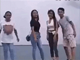 男人跳下到女人脖子上-帅哥动态图片-gif动态图-izike