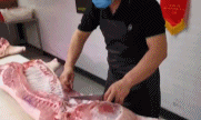屠夫分解猪肉有多解压-搞笑gif动态图片-izike