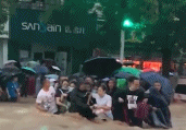 洪水之中郑州市民牵手过马路-搞笑gif动态图片-izike