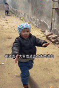 大人给小孩钱他立马下跪-搞笑gif动态图片-izike