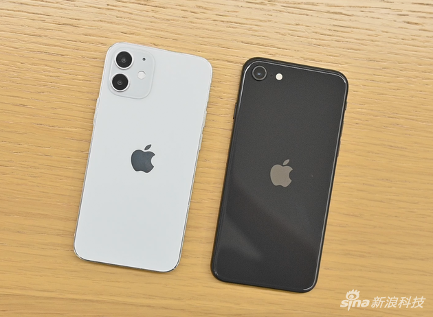 5.4英寸新iphone(左)可能比iphone se还小哦