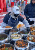 东北的十元盒饭菜特别多-搞笑gif动态图片-izike