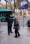 城管用大喇叭驱赶老人-搞笑gif动态图片-izike