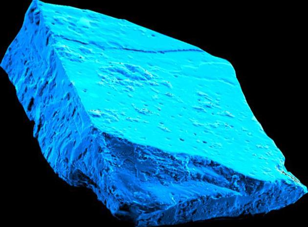 图中是澳大利亚维多利亚州默奇森镇附近的碰撞陨石样本中的冰蓝色hibonites晶体。 （2）