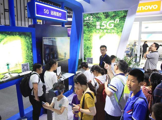 ▲江苏南京，人们在中国联通公司展位体验5G远程医疗等5G应用
