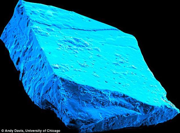科学家在分析芝加哥菲尔德自然历史博物馆收藏的陨石时，在其中发现了一些蓝色微晶状的物质。科学家称，这些名叫黑铝矿石的物质可能是太阳系中生成的第一批物质之一。