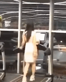 这该是来练模特步的吧gif搞笑图片