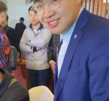 年轻人给父亲一块钱钞票-搞笑gif动态图片 - izike-izike