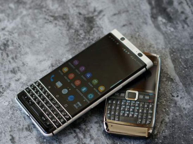 TCL生产的黑莓手机（左）