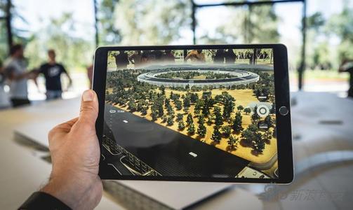 Apple Park的访客中心就有个AR体验