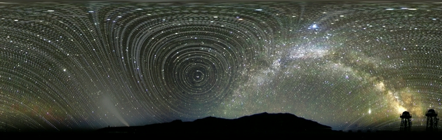 星轨银河。jpg 2018年冬季,在赛什腾C点建有两个测试塔,分别测量白天和夜间的视宁度。这是工作时,用手机拍摄的星轨,星空在地球转动的过程中留下美丽的轨迹。邓李才供图。