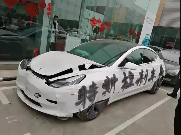 河南安陽特斯拉車主張女士的事故車輛