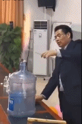 化学老师用大气压压坏水桶-搞笑gif动态图片-izike