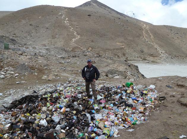 高山地质学家拜尔斯对喜马拉雅山区的研究工作已经持续了数十年。图为拜尔斯站在格拉克舍普村的一处垃圾填埋场上。