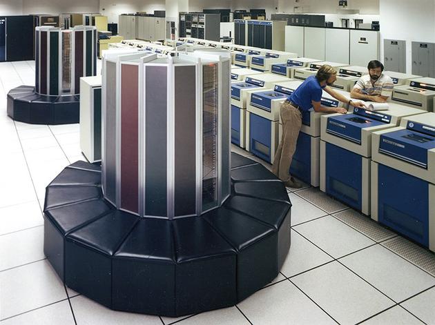 加州劳伦斯利弗莫尔国家实验室的Cray-1超级计算机。在BLAS编程工具于1979年问世之前，并没有线性代数标准可供研究人员在Cray-1超级计算机等机器上工作