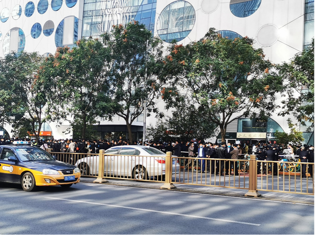 优胜教育北京总部一度聚集了不少退费困难的家长(受访者提供)